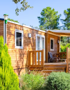 Chalet Premium 2 et sa terrasse, dans le parc arboré de Campo Di Mare