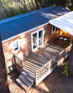 Vue aérienne du chalet Premium 3 et de sa terrasse, sous les pins
