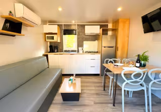Séjour et cuisine ouverte du chalet Premium 2