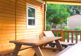 Terrasse avec table de pique-nique du chalet Premium 3