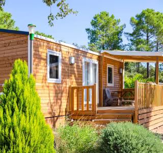 Chalet Premium 2 et sa terrasse, dans le parc arboré de Campo Di Mare