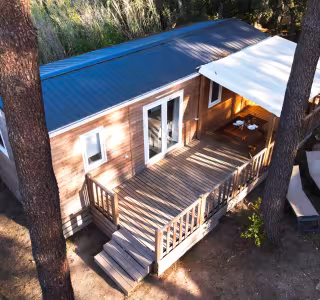 Vue aérienne du chalet Premium 3 et de sa terrasse, sous les pins