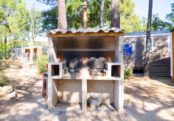 Barbecue commun en pierre