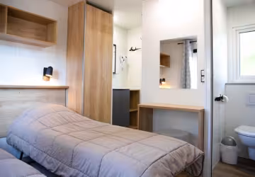 Chambre d’un chalet Premium 2 et son coin toilette
