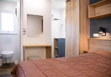 Chambre et salle d’eau d’un chalet Premium 2