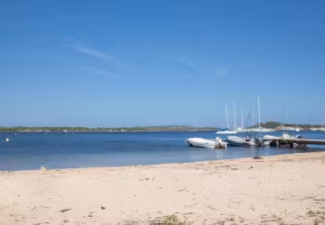Plage de sable et ponton face au golfe