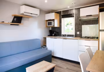 Séjour d’un chalet Premium 2, avec canapé et cuisine