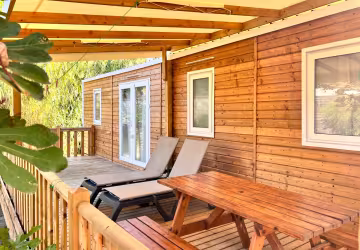 Terrasse en bois d’un chalet Premium 3, avec bains de soleil