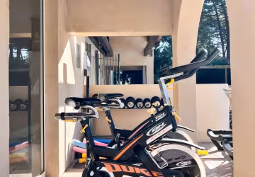 Vélo d’entraînement et haltères