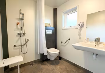 Salle de douche adaptée aux personnes à mobilité réduite du Lodge PMR 2