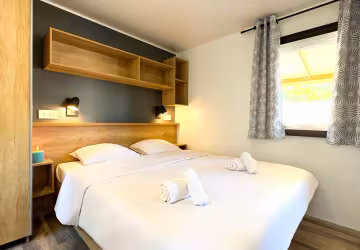 Chambre avec lit double du chalet Premium 2