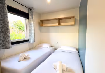Chambre avec deux lits simples du chalet Premium 3