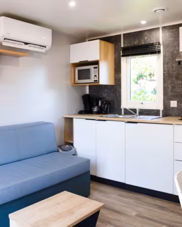 Séjour d’un chalet Premium 2, avec canapé et cuisine