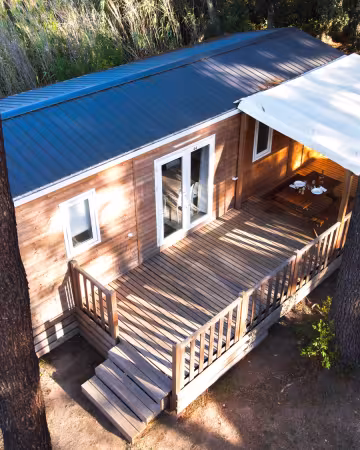 Vue aérienne du chalet Premium 3 et de sa terrasse, sous les pins
