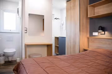 Chambre et salle d’eau d’un chalet Premium 2