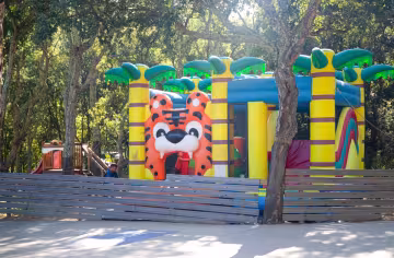 Château gonflable de l’aire de jeux