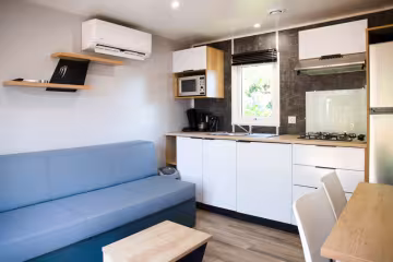 Séjour d’un chalet Premium 2, avec canapé et cuisine