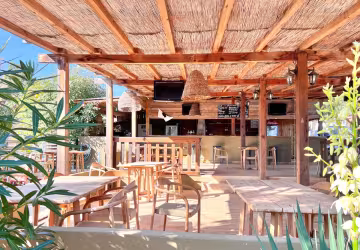 Snack et sa terrasse sous la pergola