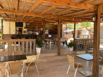 Terrasse couverte du snack