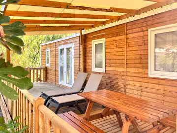 Terrasse en bois d’un chalet Premium 3, avec bains de soleil