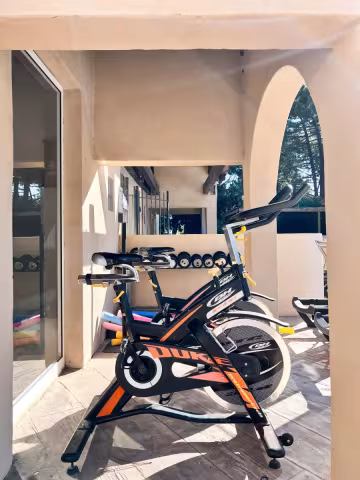 Vélo d’entraînement et haltères